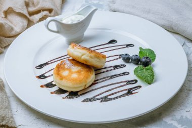 Süzme peynirden peynirli kekler