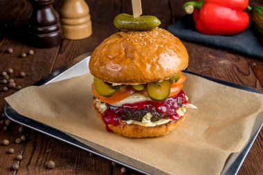 Et ve kirazlı sosisli hamburger.