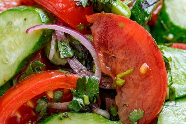 Domatesli sebze salatası, salatalık, makro, yakın plan.