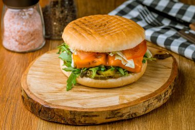 Tahtada balık ve roka ile hamburger.