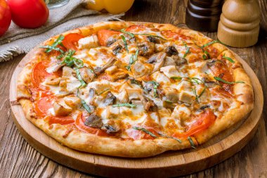 Tavuk ve mantarlı pizza.