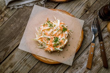 Lahana ve havuçlu lahana salatası.