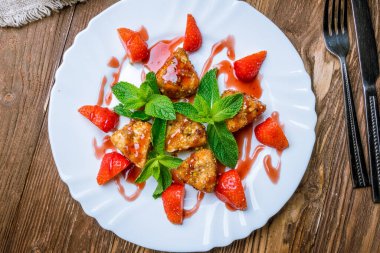 Taze çilekli kızarmış Camembert peyniri.