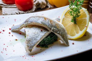 Kızarmış levrek balığının yakın çekim görüntüsü