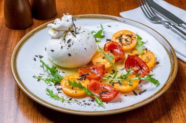 Buratta peynirli salata. 