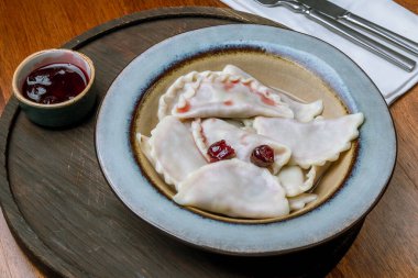 Kirazlı börekler tabakta