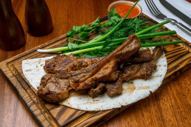 Kuzu pirzolası, yakın görüş