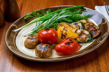 Tabakta ızgara sebzeler