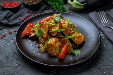 Domatesli kızarmış patlıcan ve ekşi soslu soğan. Çin kuzeni.