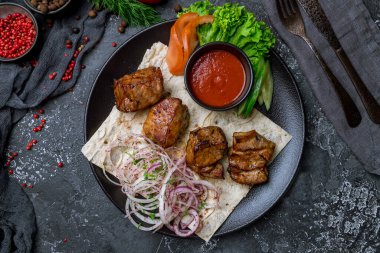 Siyah tabakta domuz kebabı