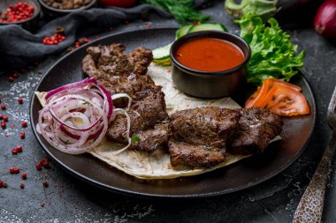 Siyah tabakta dana kebabı