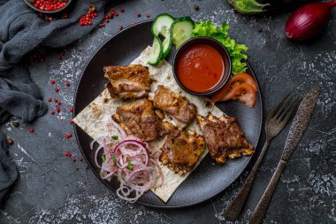 Siyah tabakta kuzu kaburgasından kebap