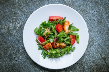 Yengeç etli ve domatesli salata