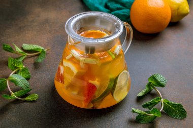 Koyu kırsal arka planda turunçgilli sıcak çay