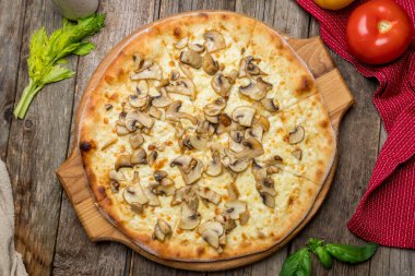 Eski ahşap masa manzaralı mantarlı pizza.