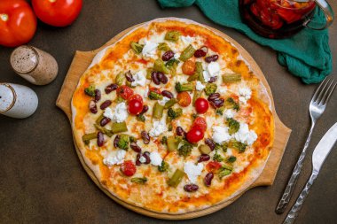 Vejetaryen sebzeli pizza.