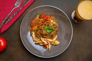 Koyu kırsal arka planda tavuklu erişte.