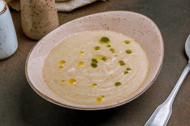 Koyu kırsal arka planda krema çorbası.