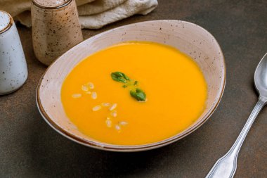 Koyu kırsal arka planda balkabağı çorbası kreması.