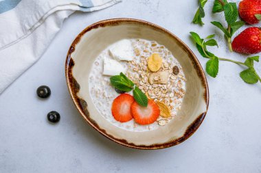 Gri arkaplanlı yulaf ezmesi