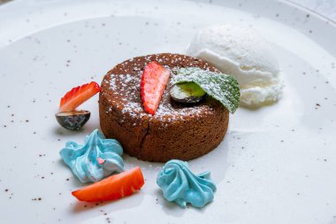 Gri arka planda bir kepçe dondurmalı çikolatalı şeker.