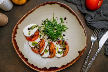 Mozzarella, domates ve aragula salatası.