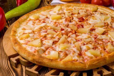 Ananaslı ve tavuklu pizza.