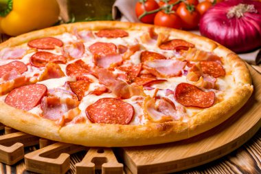 Ahşap arka planda lezzetli biberli pizza.