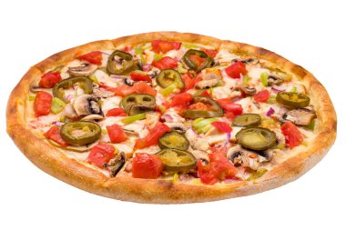 Domatesli taze pizza, yeşil biber ve beyaz arka planda mozzarella peyniri.