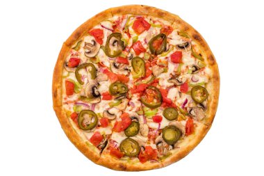 Domatesli taze pizza, yeşil biber ve beyaz arka planda mozzarella peyniri.