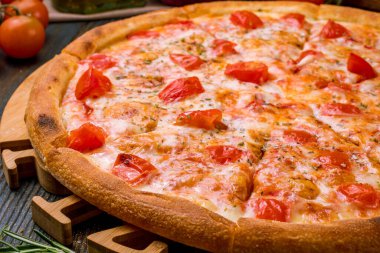 Lezzetli İtalyan pizzasının yakın çekim görüntüsü Margherita.