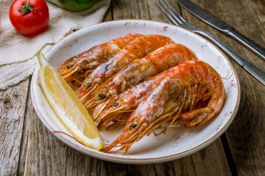 Izgarada kaplan karidesleri