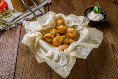 Soslu kızarmış hamur köftesi