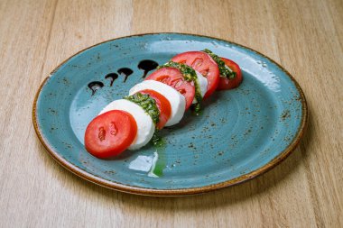 Mozzarella ve domatesli Caprese salatası