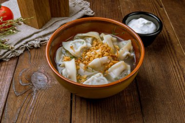 Ekşi kremalı ve otlu hamur tatlısı