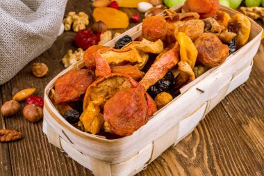 Gemide kurutulmuş meyve var.