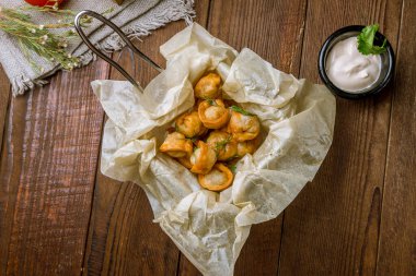 Soslu kızarmış hamur köftesi