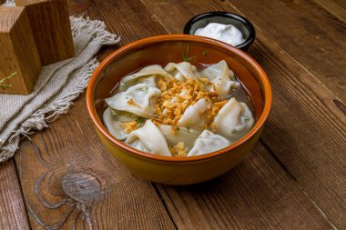 Ekşi kremalı ve otlu hamur tatlısı