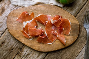 Tahtaya tahta arka planda birkaç dilim sıkıştırın.