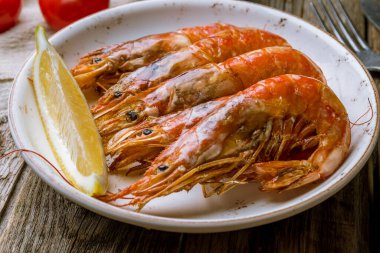 Izgarada kaplan karidesleri