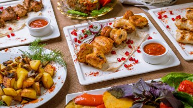 Tavuk kebabı, dana kebabı, mantarlı kızarmış patates, ızgara sebze, kuzu pirzolası ve lula kebabı.