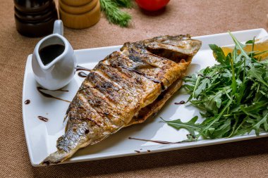 Dorado beyaz tabakta ızgara yapıyor.