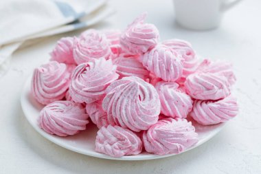 Bir tabak çilekli lokum.