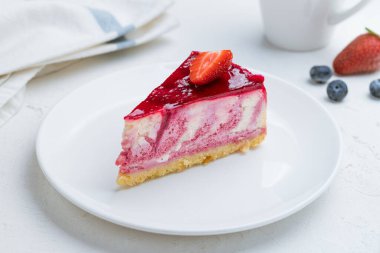Beyaz tabakta çilekli cheesecake