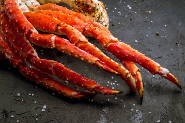 Kral yengeç pençeleri koyu arkaplanda izole 