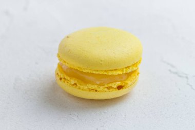 Beyaz arka planda izole edilmiş sarı bir badem kurabiyesi.