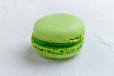 Beyaz arka planda izole edilmiş şam fıstıklı kurabiye.