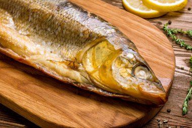 Tütsülenmiş balık muksun, yakın çekim.