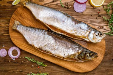 Gemide kurutulmuş beyaz balık.