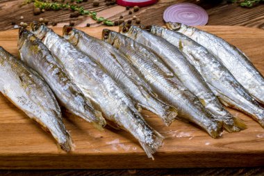 Gemide kurutulmuş beyaz balık var.